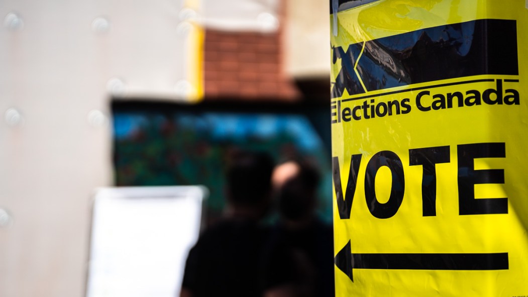Une affiche jaune indiquant le lieu d'un bureau de vote pour les élections fédérales 2021.