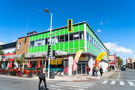 L'entr&eacute;e color&eacute;e de l'&eacute;picerie Sabor Latino, sur la Plaza Saint-Hubert.
