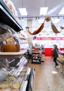 L'&eacute;picerie Sabor Latino, sur la Plaza Saint-Hubert.