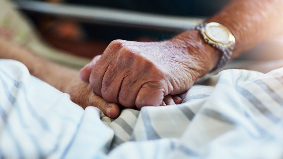 aînés mains chsld personne âgée COVID-19