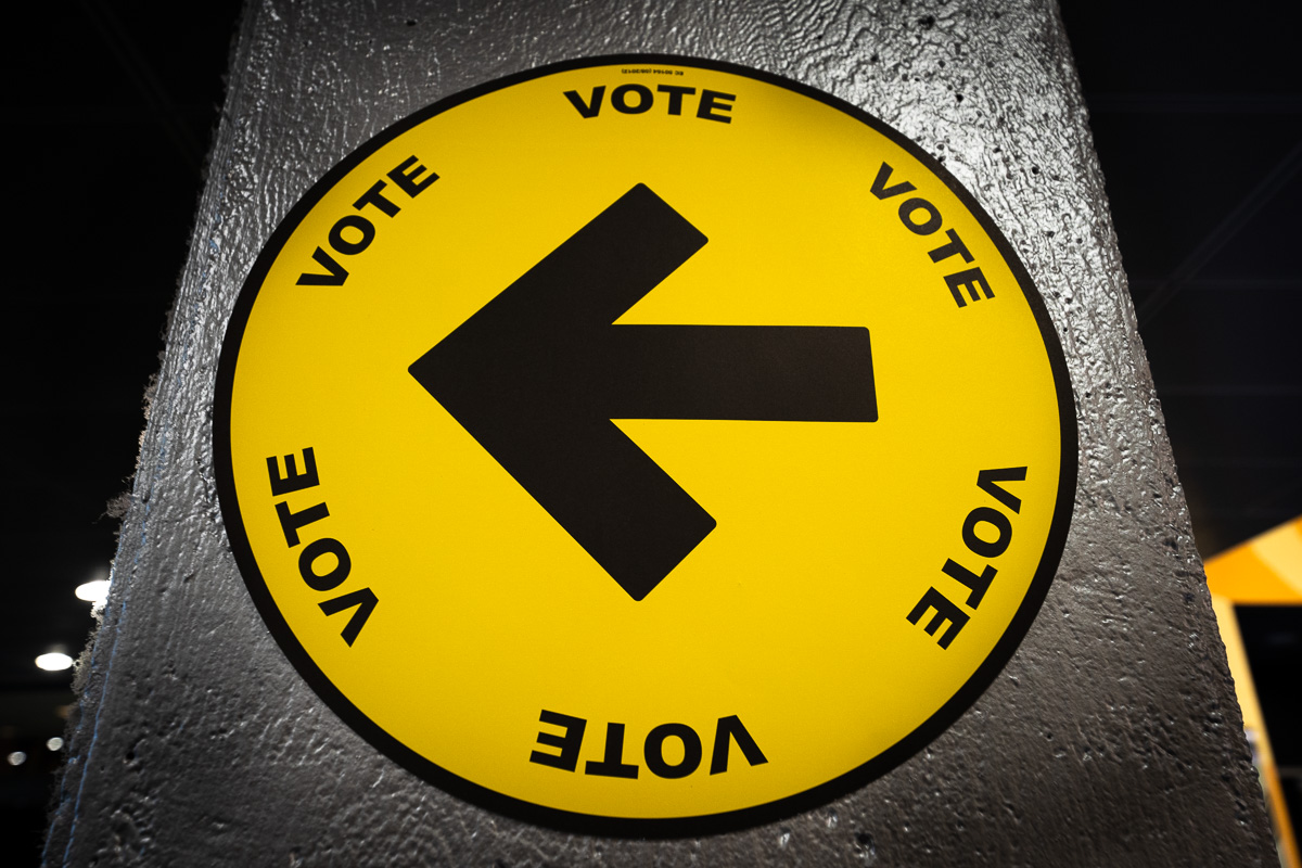 Une flèche noire sur rond jaune indique l'emplacement d'un local de vote par anticipation au Conservatoire de musique de Montréal.