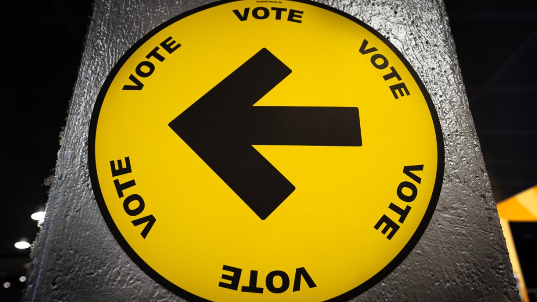 Une flèche noire sur rond jaune indique l'emplacement d'un local de vote par anticipation au Conservatoire de musique de Montréal.