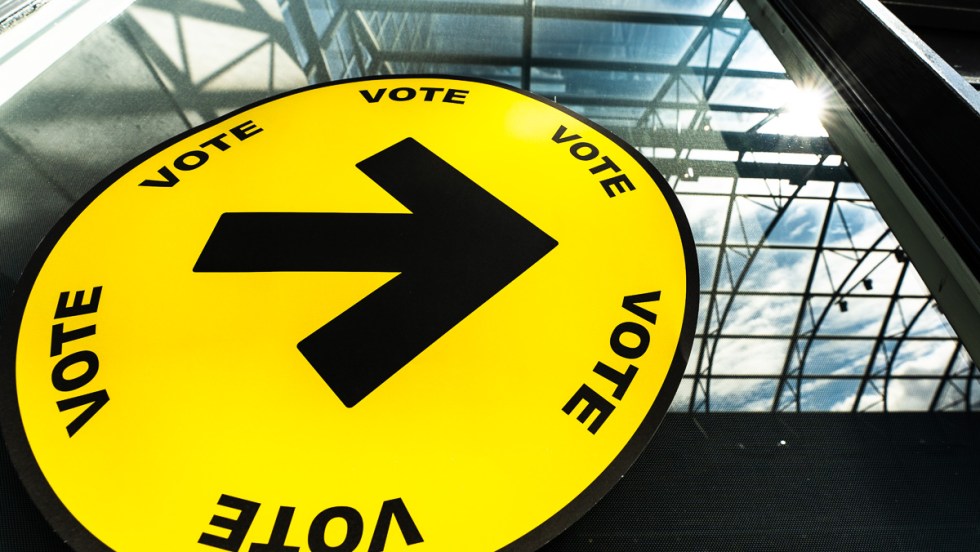 Une flèche noire sur rond jaune indique l'emplacement d'un local de vote par anticipation au Conservatoire de musique de Montréal.