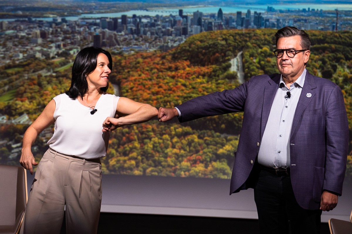 Valérie Plante offre son coude à Denis Coderre, qui offre plutôt son poing, lors d'un débat sur le tourisme tenu en marge des élections municipales 2021 pendant la pandémie de COVID-19.