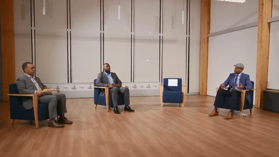 Will Propser et Carl-Henry Jean-François ont débattu autour d'une chaise vide.