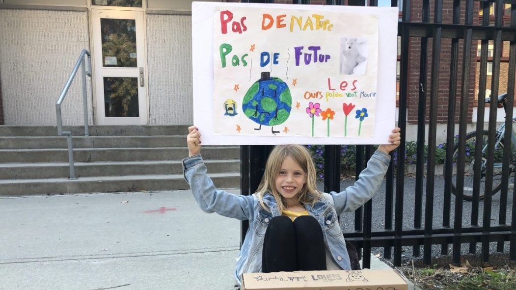 Juliette, une fille de 9 ans, tient une pancarte disant Pas de nature, Pas de futur. Le Jour de la Terre 2022 se tiendra sous le thème de l'écoanxiété.