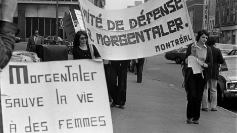 Photo d'archive d'une manifestation pro-choix du 9 juin 1975. Les manifestantes y soutenaient le Dr. Morgentaler, qui venait alors d'être acquitté d'avoir pratiquer un avortement illégal.
