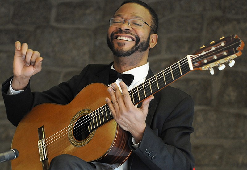 Le guitariste Amos Coulanges