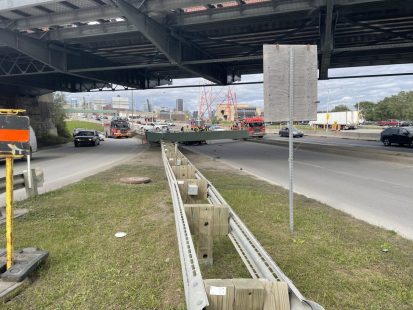Un camion a heurté un gabarit de hauteur maximal du pont Victoria.
