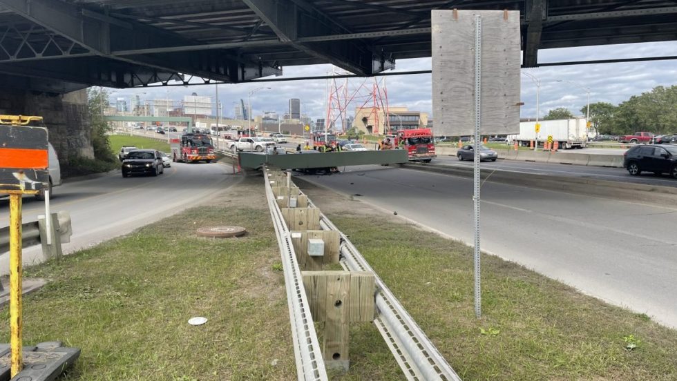 Un camion a heurté un gabarit de hauteur maximal du pont Victoria.