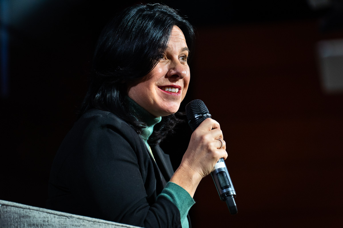 Valérie Plante, mairiesse de Montréal tient un microphone dans le cadre d'un débat portant sur la culture
