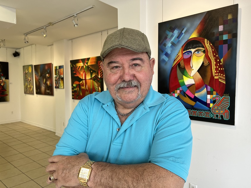 Jorge A. Dueñas devant ses oeuvres