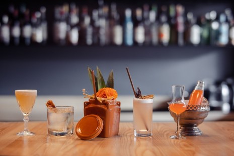 Des cocktails sur un comptoir de bar.