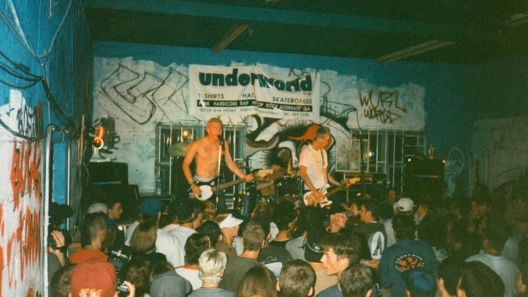 Le groupe de musique punk Blink-182 en concert à la boutique Underworld dans les années 1990.