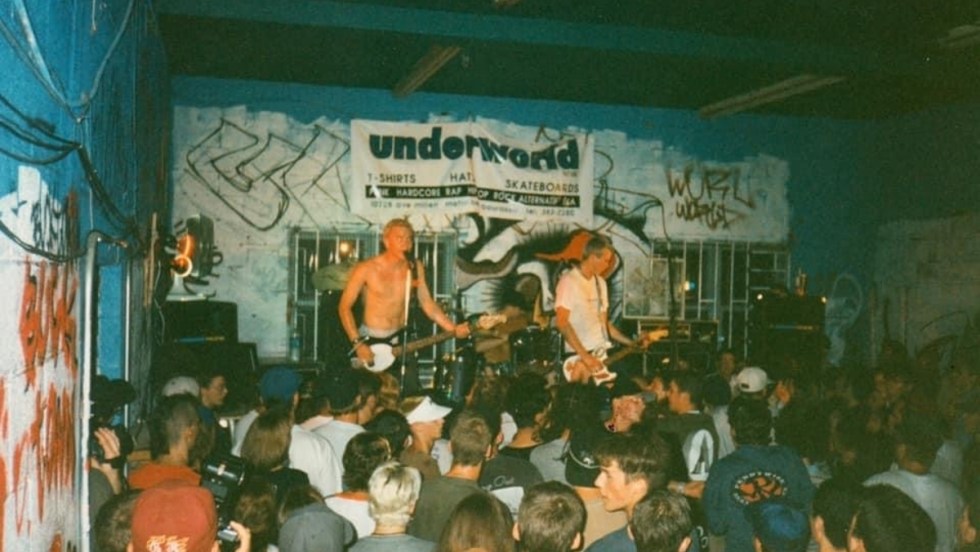 Le groupe de musique punk Blink-182 en concert à la boutique Underworld dans les années 1990.