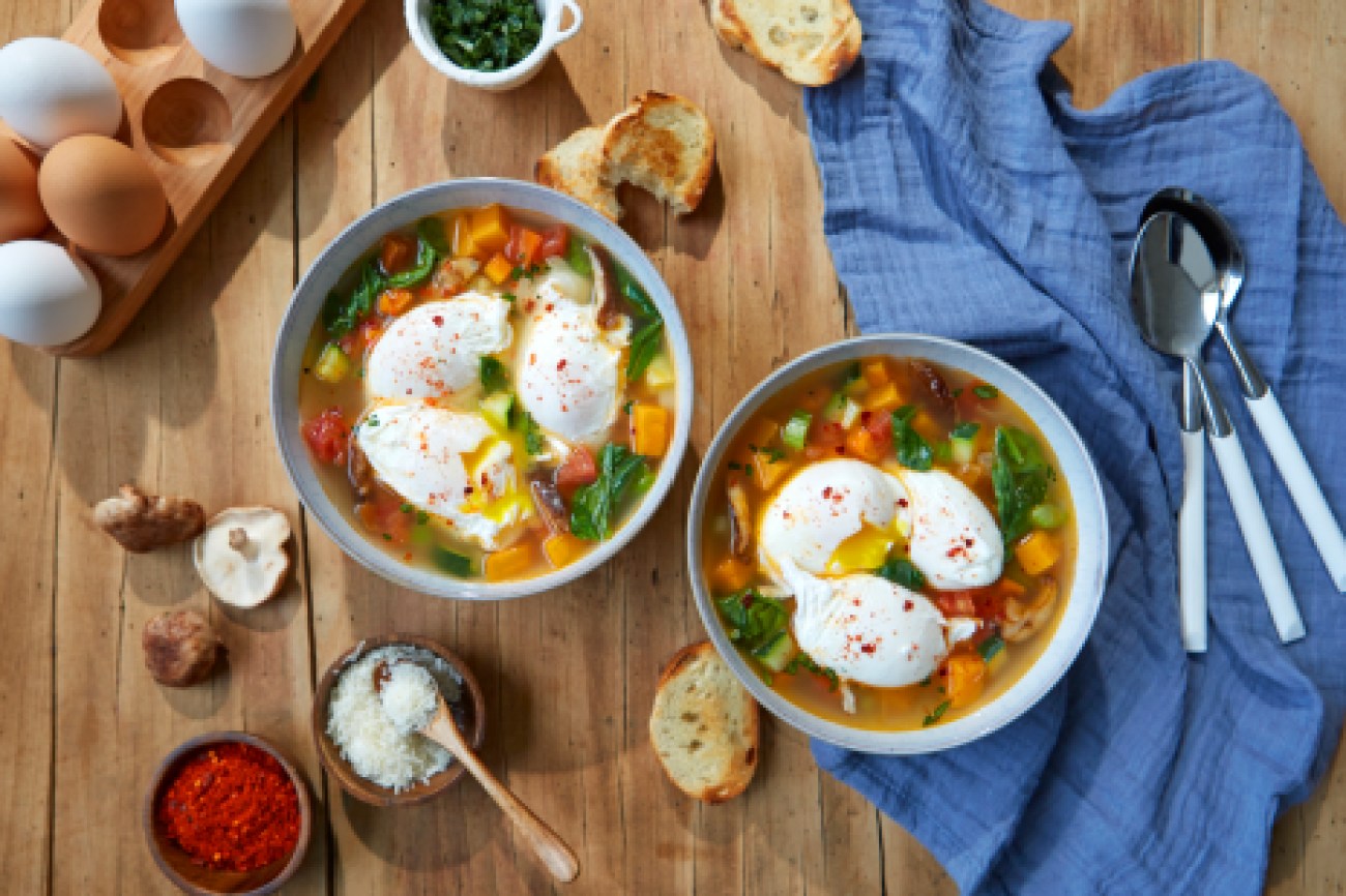 Soupe-repas aux légumes garnie d’œufs par la chef Kimberly Lallouz