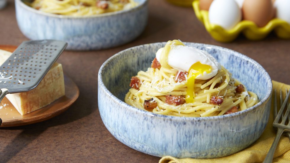 Spaghetti carbonara avec œuf poché par le chef Josh Gal