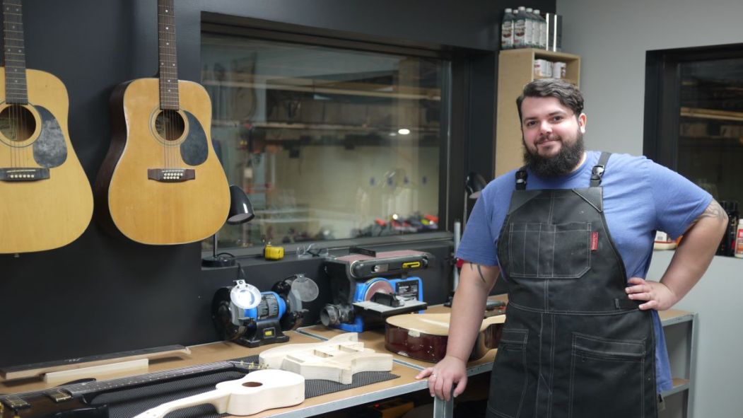 Un luthier autodidacte se lance en affaires à Montréal-Est