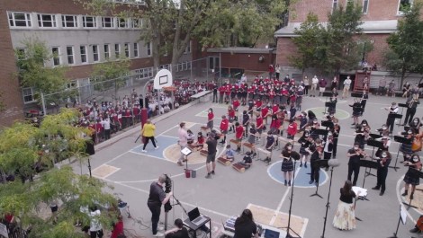 Vue aérienne de l'évènement d'une chanson à l'école à l'école Saint-Joseph