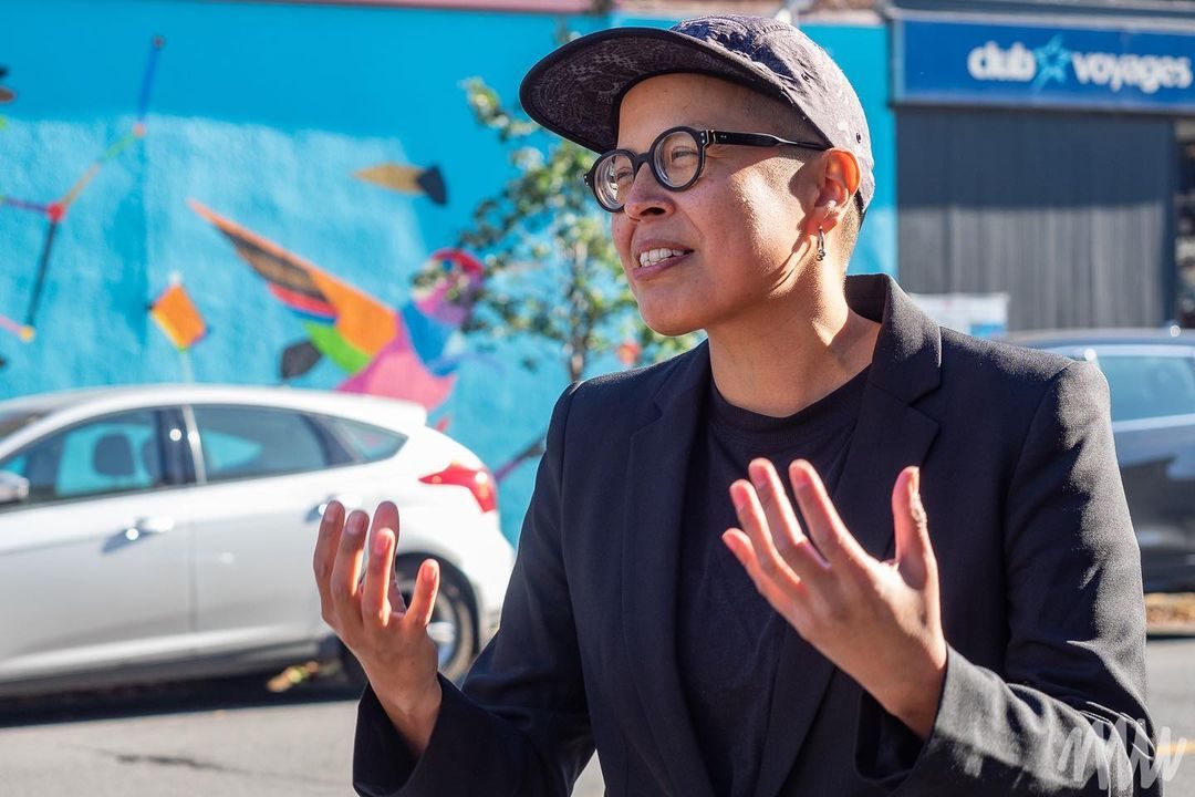 Le 28 octobre dernier, l’artiste ojibwée Dee Barsy inaugurait la murale Mizhakwad (Le ciel est clair) dans le quartier Villeray.