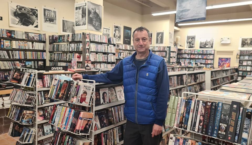 Le propriétaire Luc Major dans son vidéoclub sur l'avenue Mont-Royal