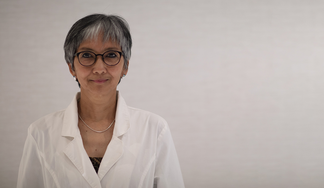 Photo de profil de Carole Xavier, médecin pathologiste non vaccinée à l'hôpital de Gatineau, devant un mur blanc.