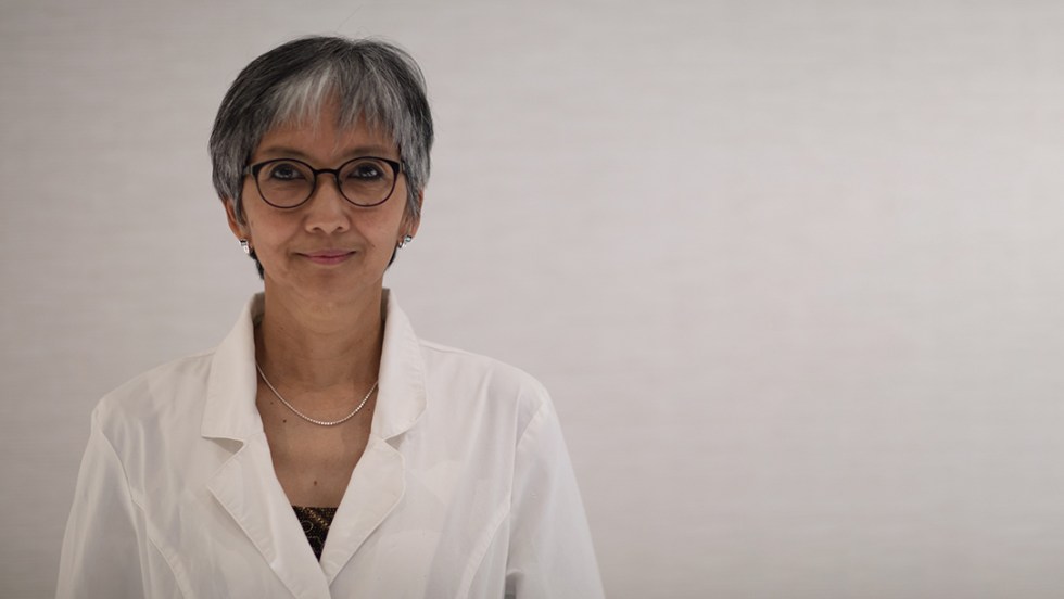 Photo de profil de Carole Xavier, médecin pathologiste non vaccinée à l'hôpital de Gatineau, devant un mur blanc.