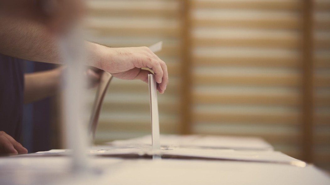 Un bulletin de vote est déposé dans une urne