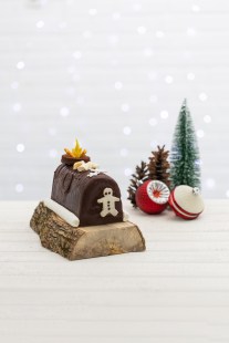 La B&ucirc;che Feu de camp de la boutique Les Givr&eacute;s, une b&ucirc;che de no&euml;l &agrave; la cr&egrave;me glac&eacute;e.
