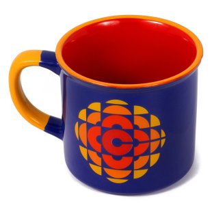 La tasse en c&eacute;ramique bleue et orange avec le logo r&eacute;tro Radio-Canada de Main and Local.