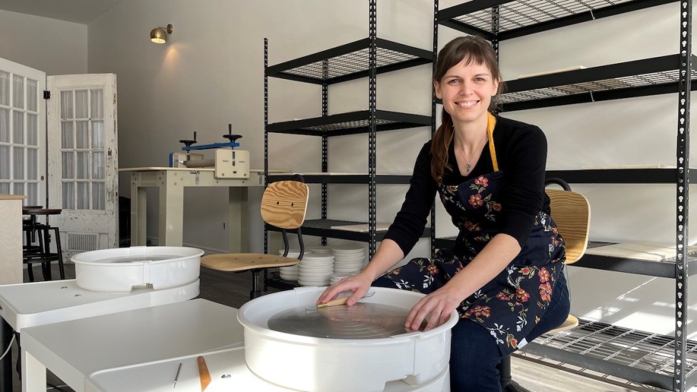 Stéphanie Fauteux dans son atelier de céramiste