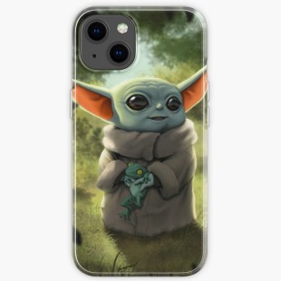 L&rsquo;&eacute;tui iPhone Baby Yoda de l&rsquo;artiste qu&eacute;b&eacute;coise L&eacute;a Matte. On peut y voir le personnage de Star Wars tenir une grenouille.
