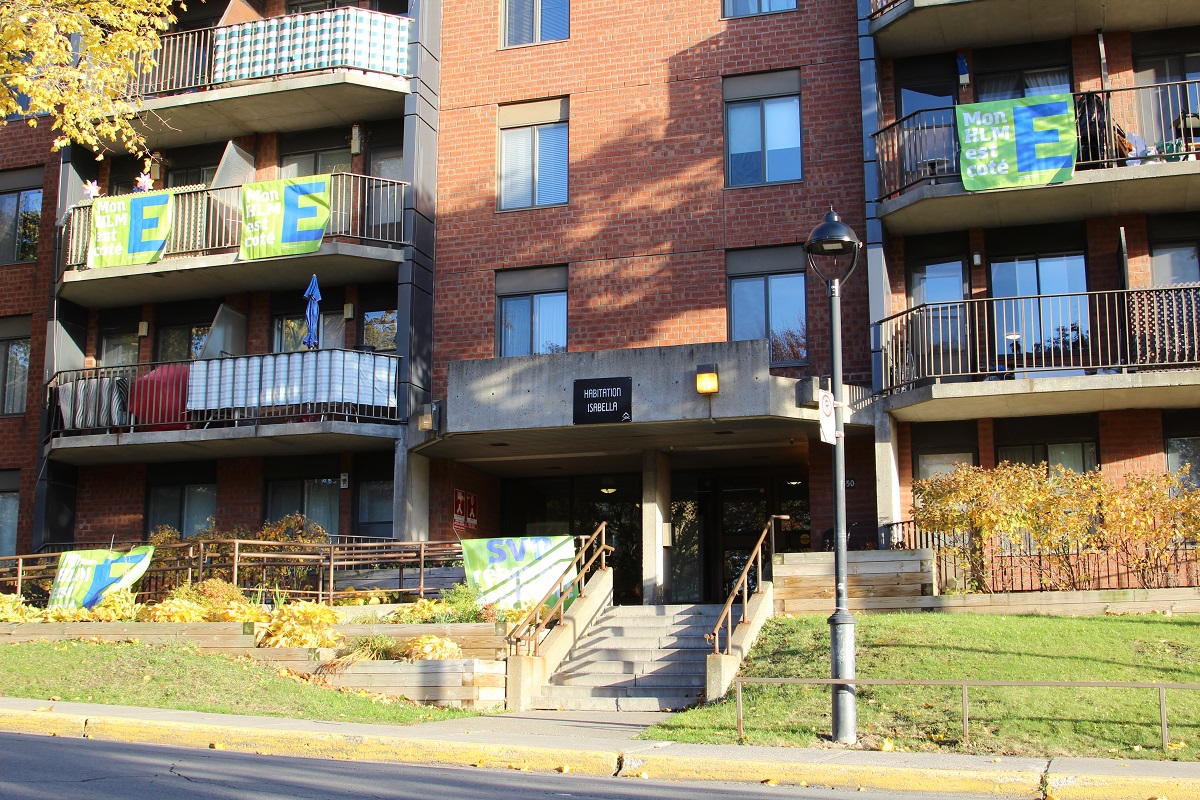 Les Habitations Isabella avec banderole «SVP Rénovez mon HLM»