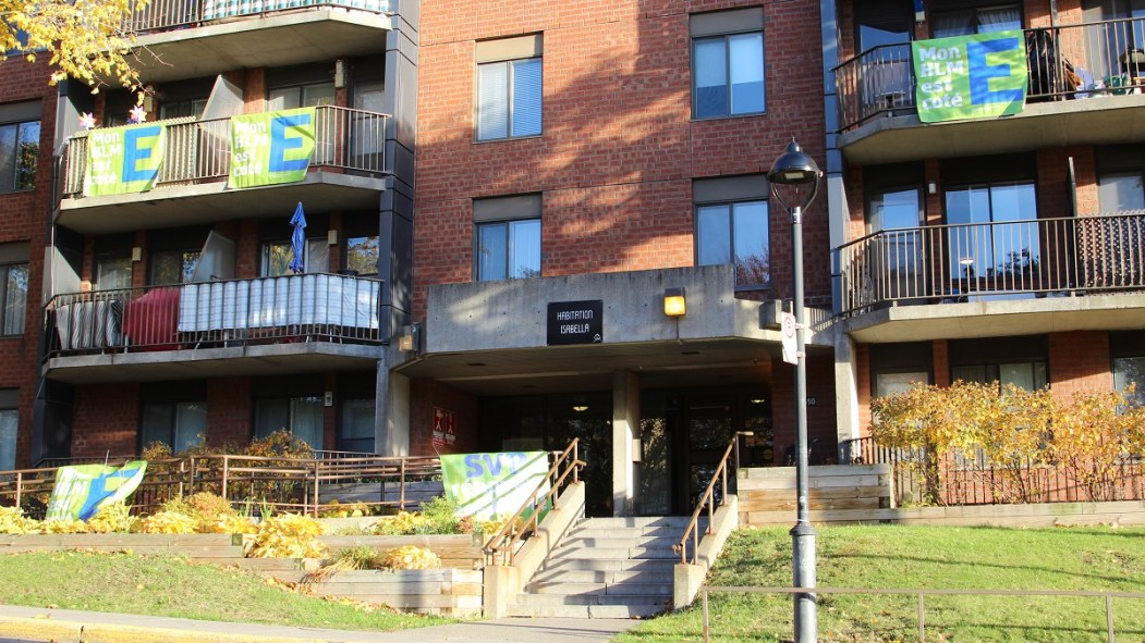 Les Habitations Isabella avec banderole «SVP Rénovez mon HLM»