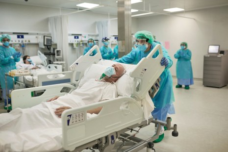 Une personne âgée sur un lit d'hôpital dans une aile d'hospitalisations pour la covid-19.