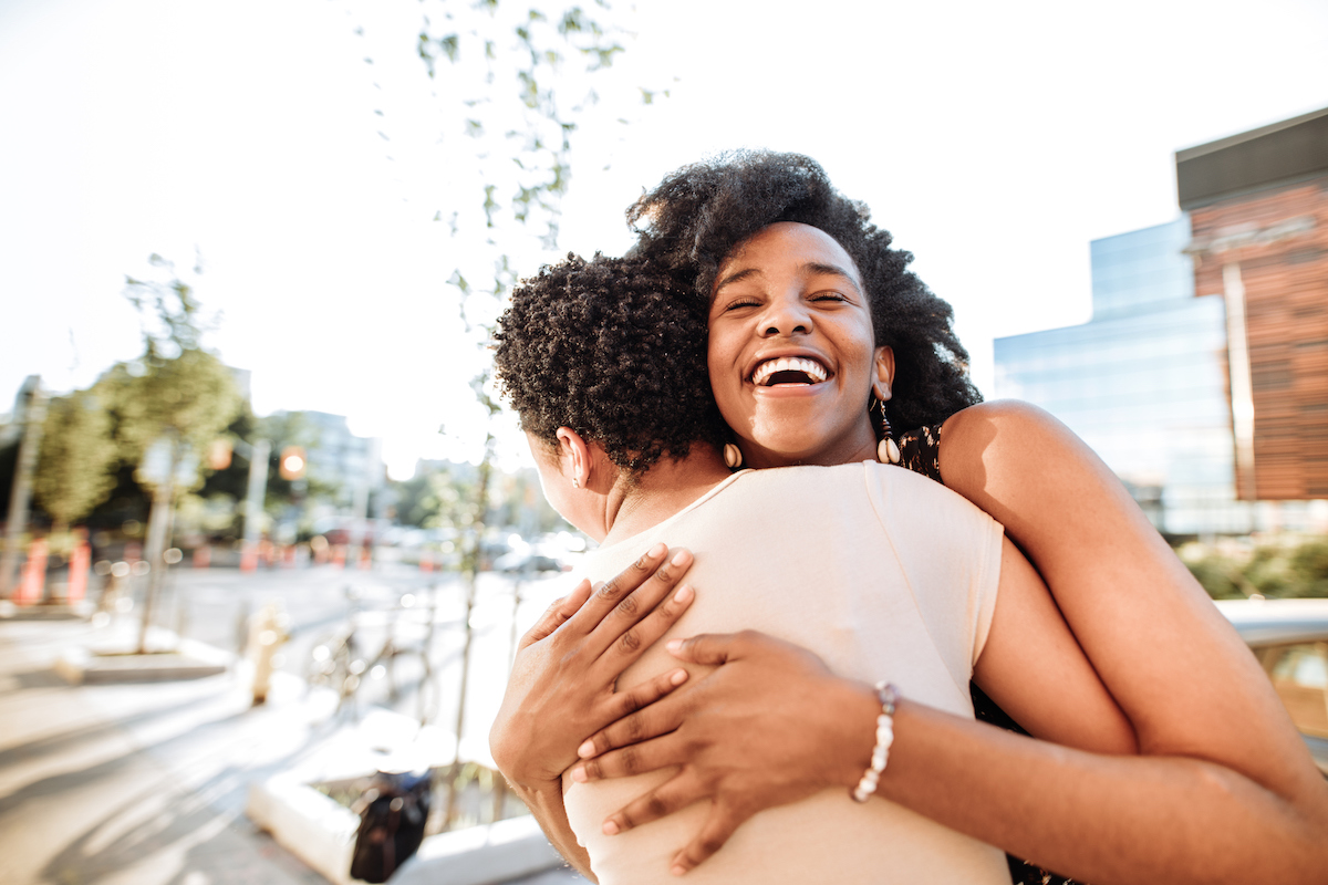 Les bienfaits d'un câlin sur le moral se font sentir jusqu'à 3 minutes après l'étreinte.