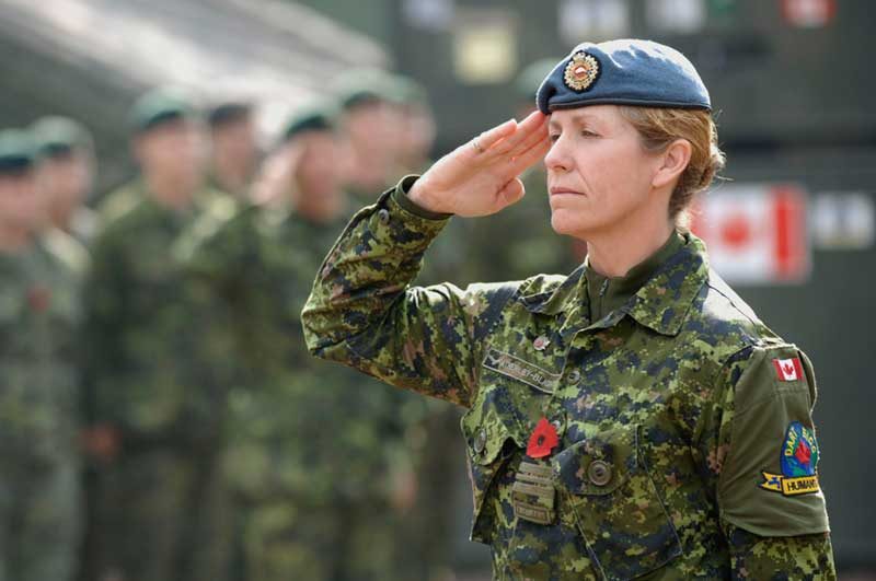 Femme militaire armée