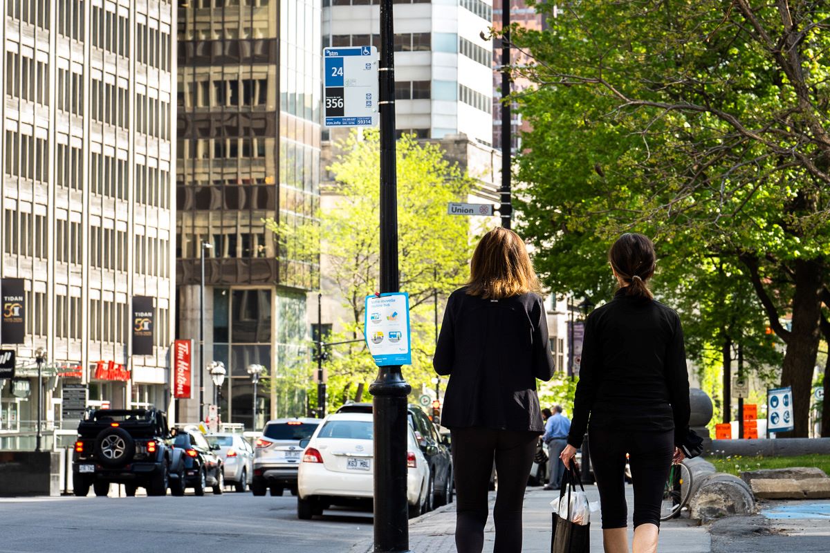 Des travailleurs passants sur la rue Sherbrooke au centre ville
