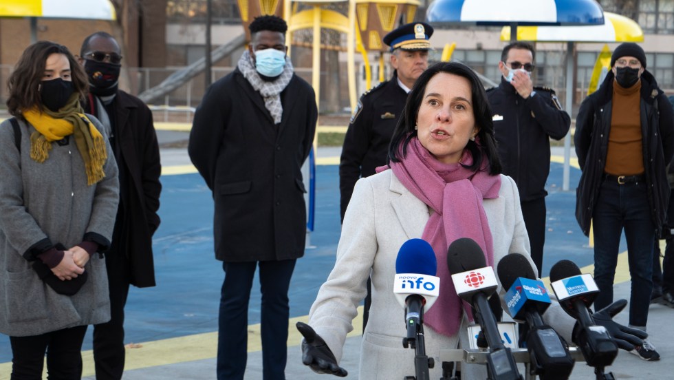 La mairesse de Montréal, Valérie Plante, et le directeur du SPVM, Sylvain Caron, lors d'un événement à la mémoire de Thomas Trudel, en novembre 2021.