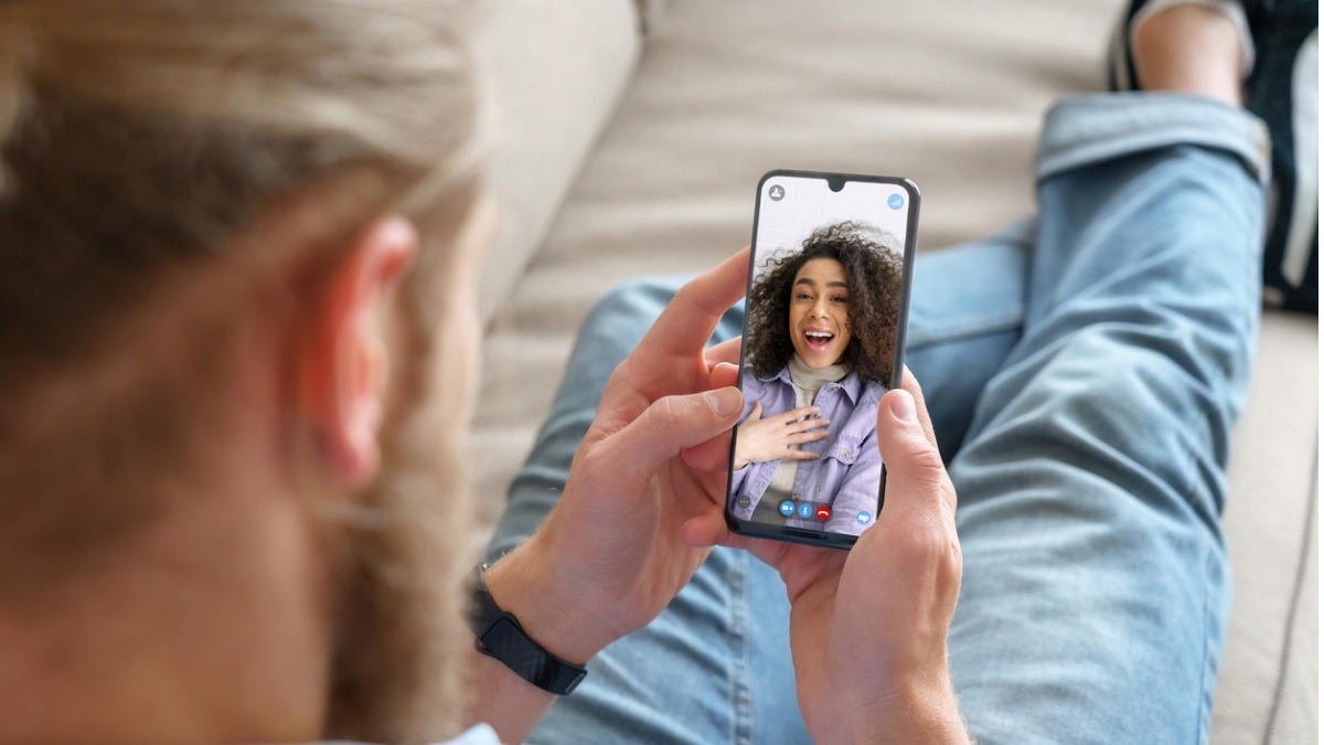 Un homme en vidéo chat avec une femme.