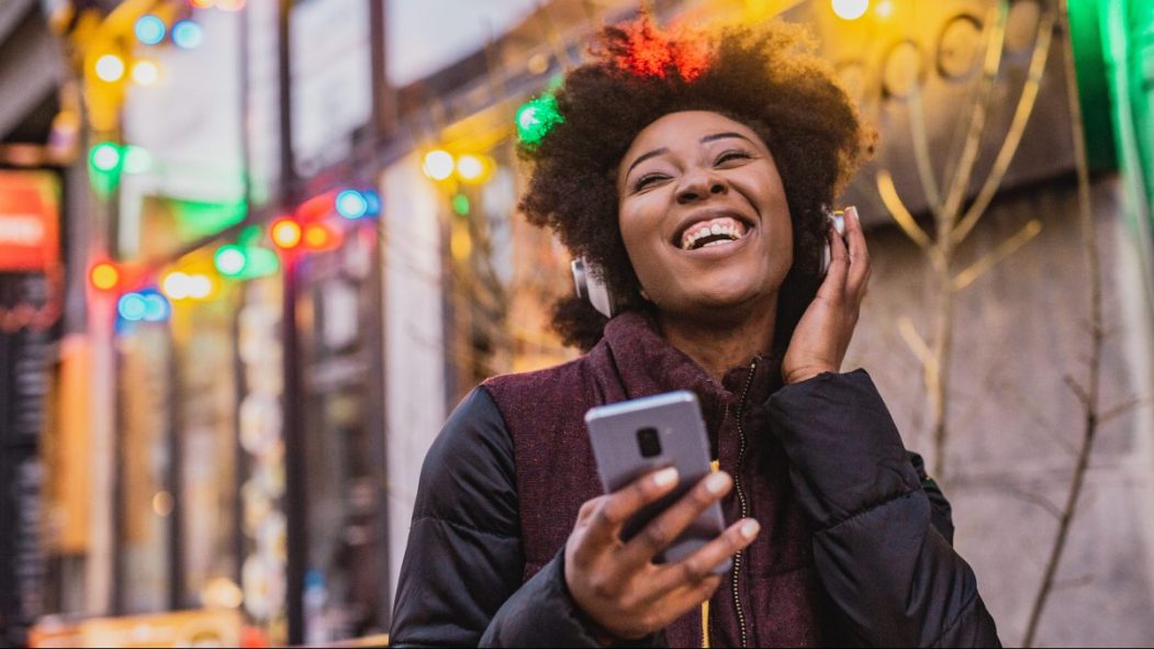 une femme écoute de la musique dans la rue