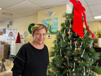 Brunida Reyes devant le sapin des Fourchettes de l'espoir