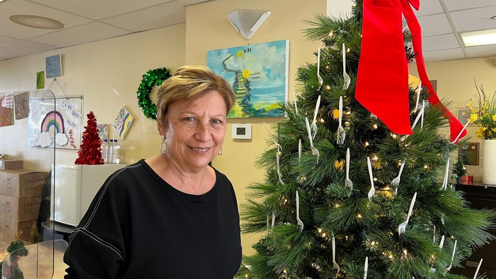 Brunida Reyes devant le sapin des Fourchettes de l'espoir