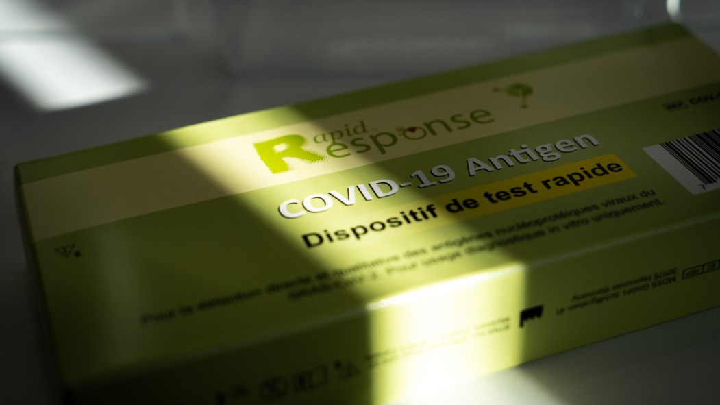 Un dispositif de test rapide pour la COVID-19 distribué en pharmacie.