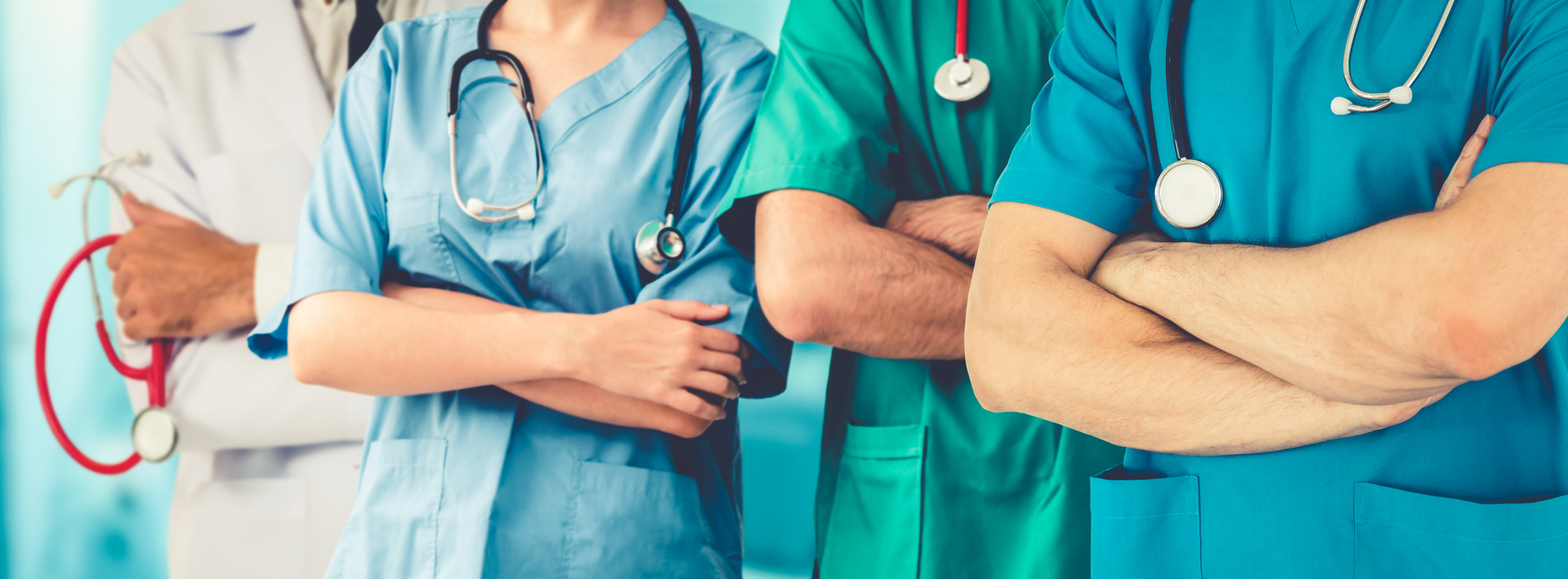 corps de médecins qui travaillent pour lutter contre la covid-19