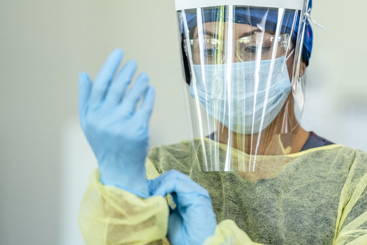 docteur femme qui se met de la protection contre le covid-19