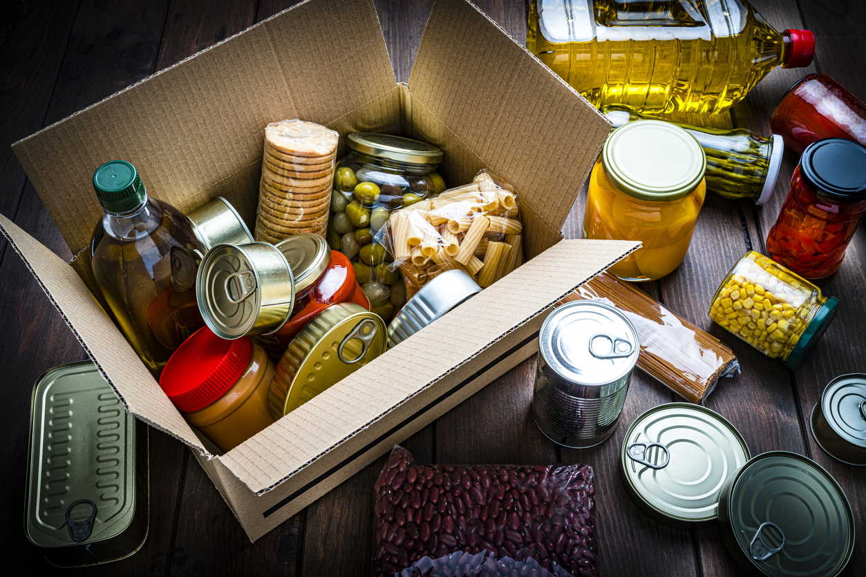 aliments non-périssables dans une boite de carton