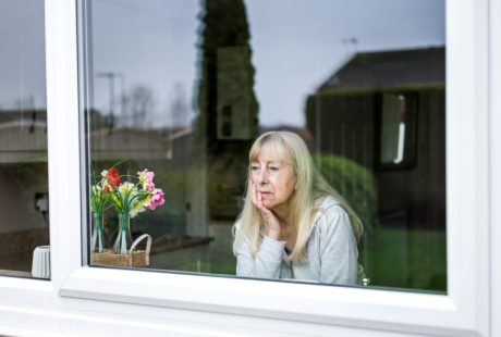 femme qui regarde par la fenêtre femme isolée et dépressive