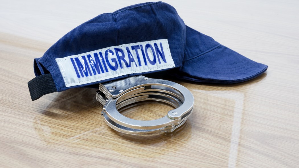 Une casquette d'agent d'immigration et des menottes de policiers