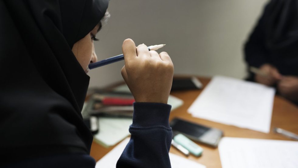 femme portant le foulard en train d'étudier pour un cours